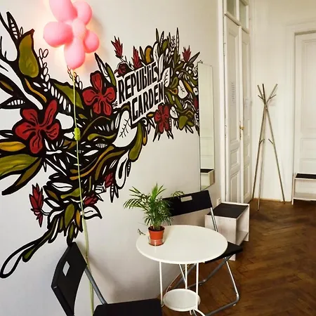 Hostel The Republic Garden Prag