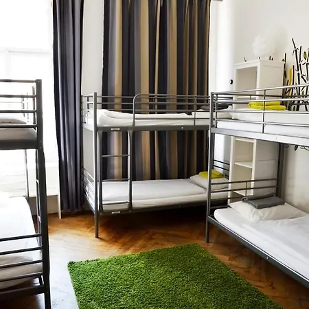 The Republic Garden Hostel Prag