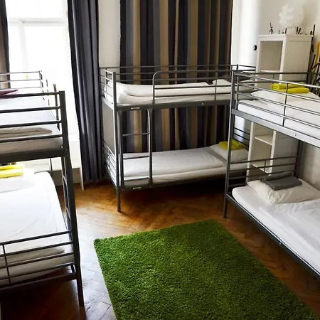 The Republic Garden Hostel Prag